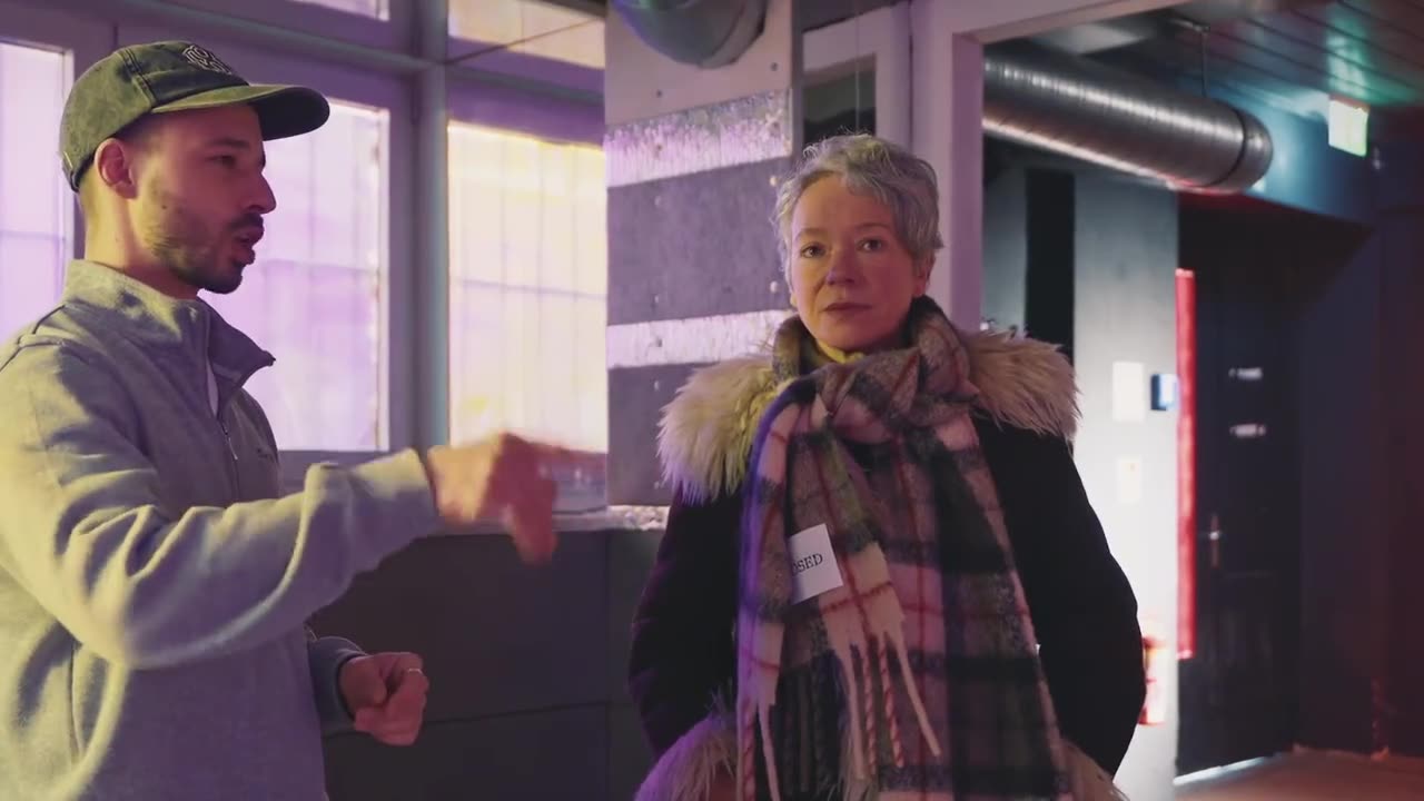 Standbild aus dem Locationfilm zum Tokonoma Club in Frankfurt: zwei Personen im Gespräch im Club