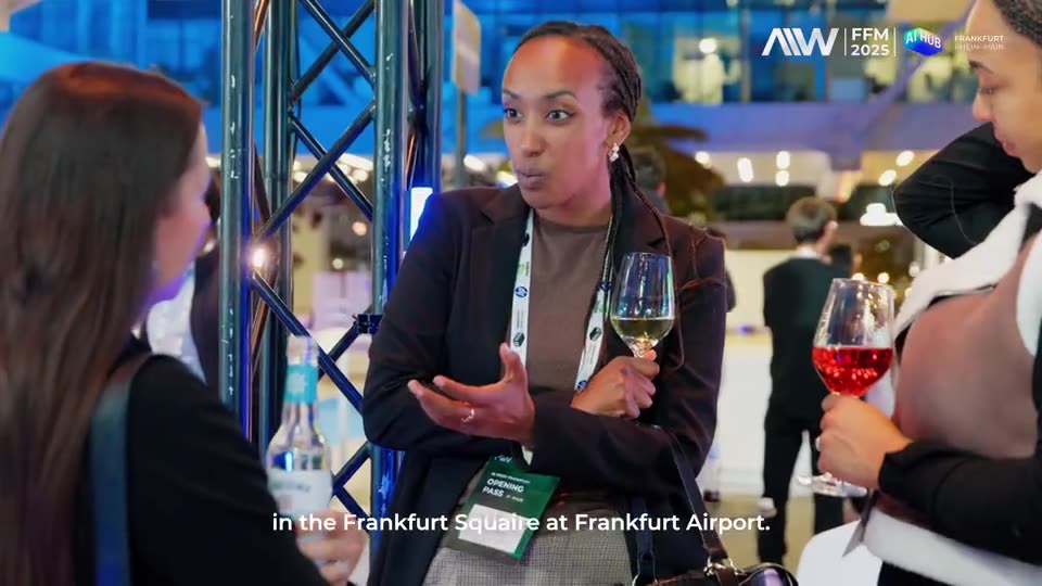 Standbild aus dem Aftermovie der AI Week Frankfurt 2025: Gäste im Gespräch vor einer Kamera