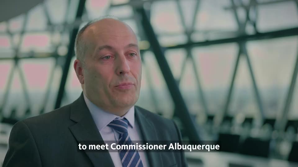 Standbild aus dem EIOPA-Interviewfilm: ein Mann im Anzug, aufgenommen im Westhafen Tower in Frankfurt