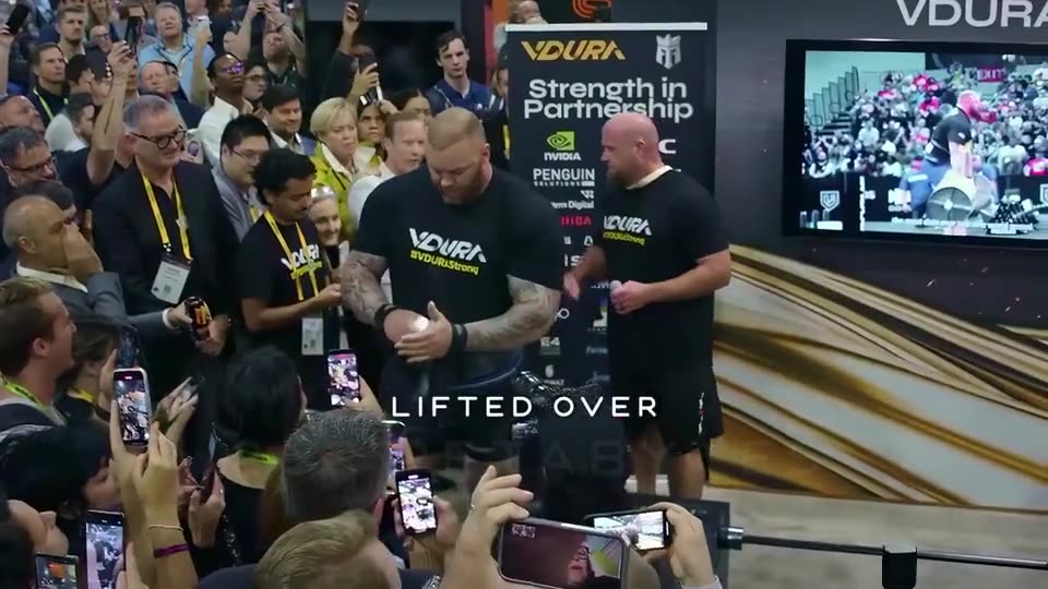 Standbild aus dem VDURA-Aftermovie: Menschenmenge am Messestand auf der ISC 2025 in Hamburg